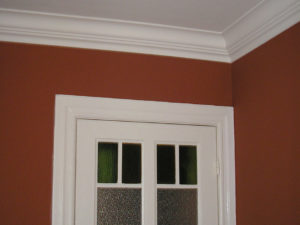 Kontraste: Farbige Wände, Decke mit Stuck und helle Türen