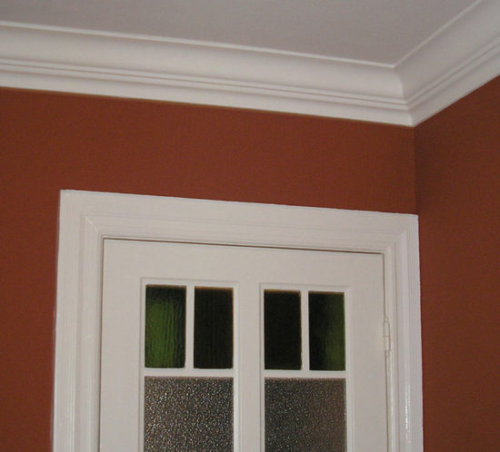 Kontraste: Farbige Wände, Decke mit Stuck und helle Türen